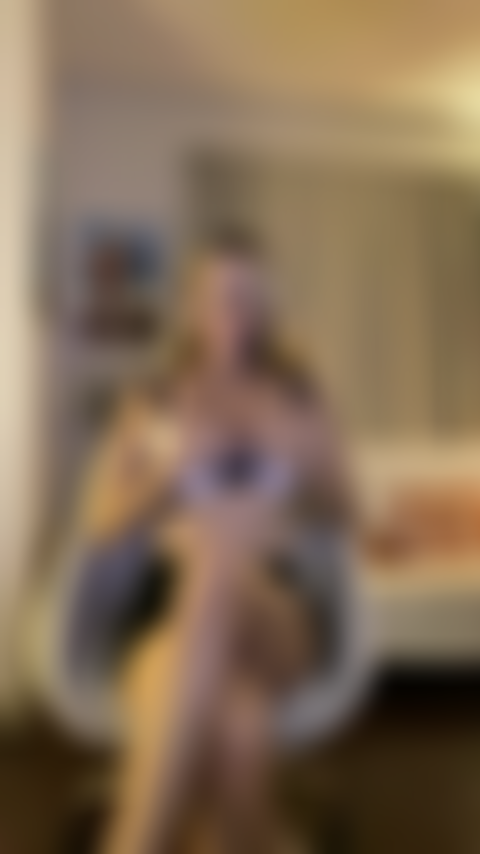 Spogliarello sexy della pornostar anita dark, masturbazione da solista con dita e giocattoli.